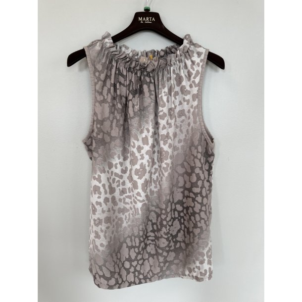 Marta Lucina leo top