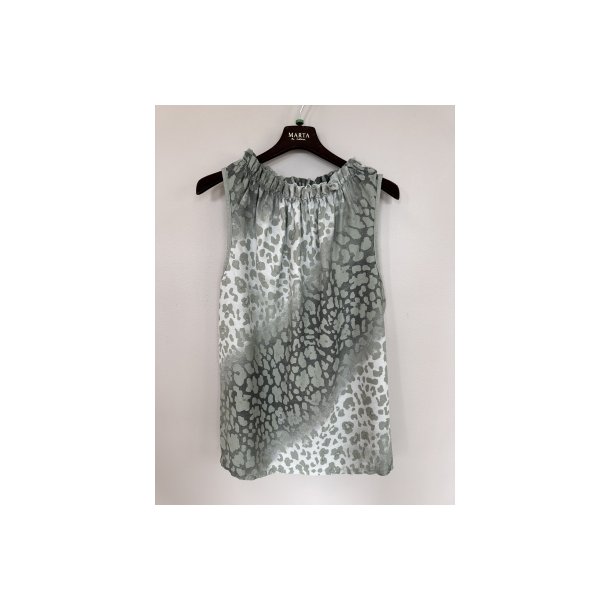Marta Lucina leo top