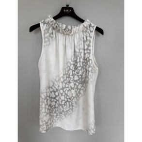 Marta Lucina leo top