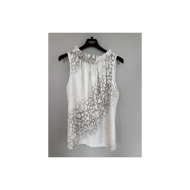 Marta Lucina leo top